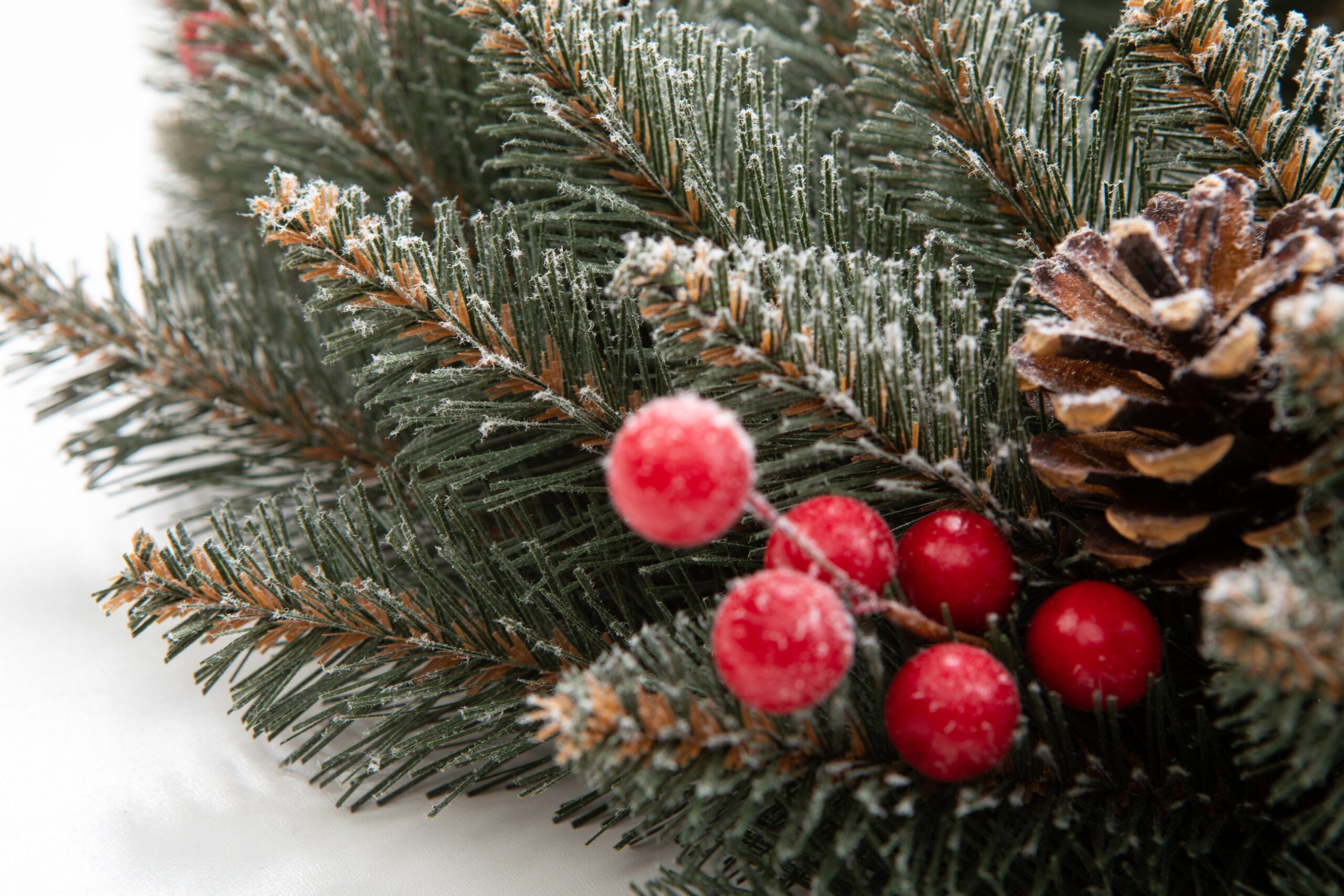 Ամանորյա օղակ ձյունապատ, կարմիր հատապտուղներով SIBERIAN SPRUCE SNOW PVC, 60 սմ